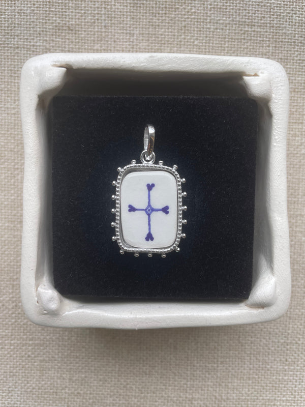 Avé Maria Rectangular Pendant - Cross IV