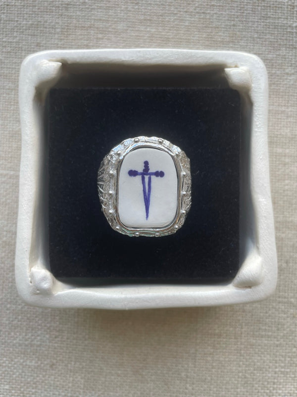 Avé Maria Signet Ring - Dagger