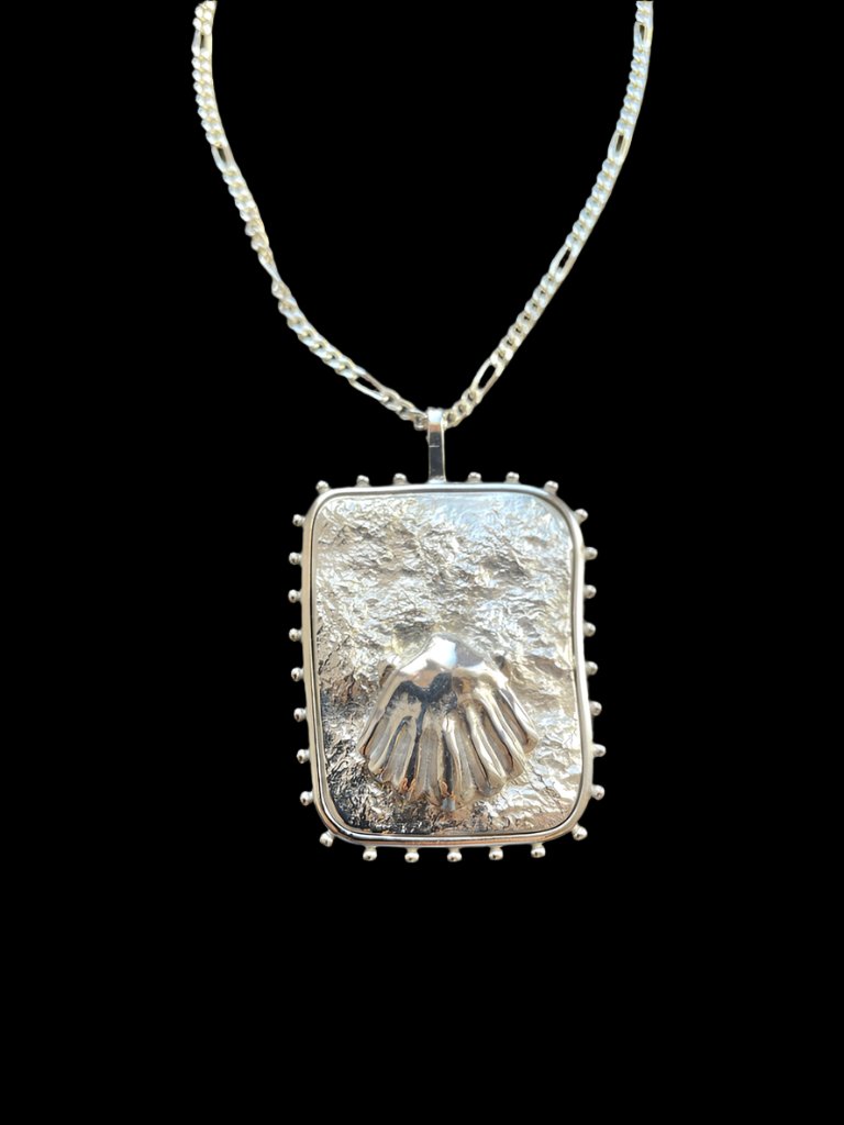 Avé Maria Concha Amulet Necklace