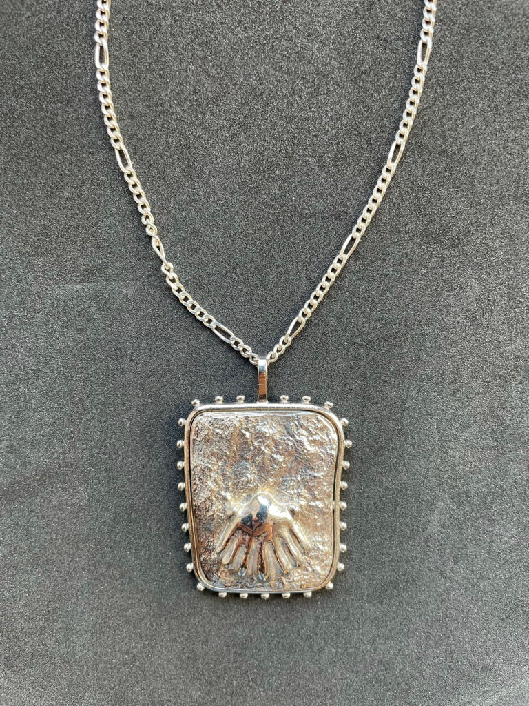 Avé Maria Concha Amulet Necklace