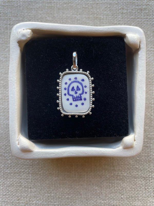 Avé Maria Rectangular Pendant - Skull II