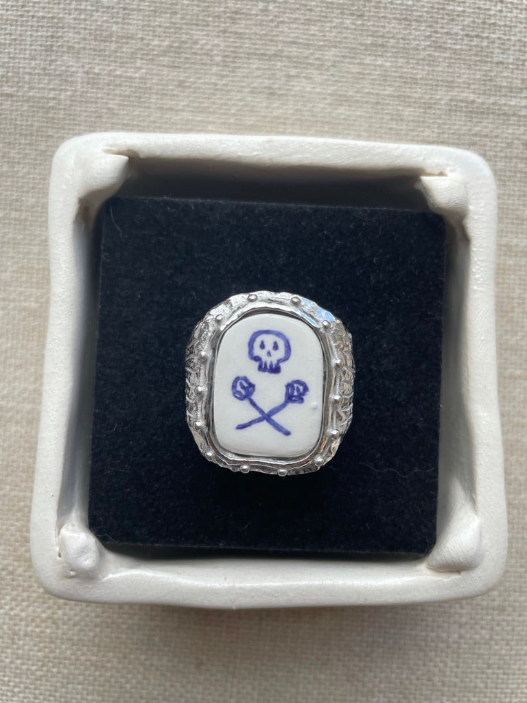 Avé Maria Signet Ring - Skull & Crossbones I