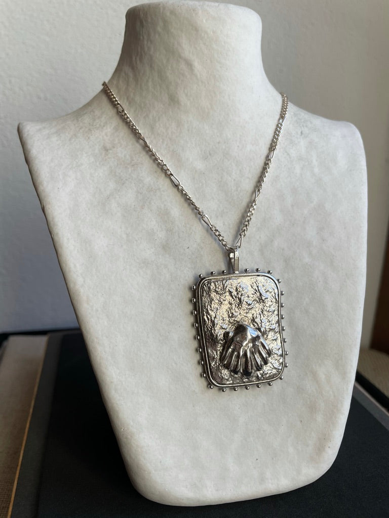 Avé Maria Concha Amulet Necklace