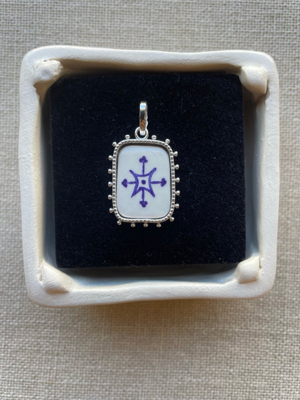 Avé Maria Rectangular Pendant - Cross V