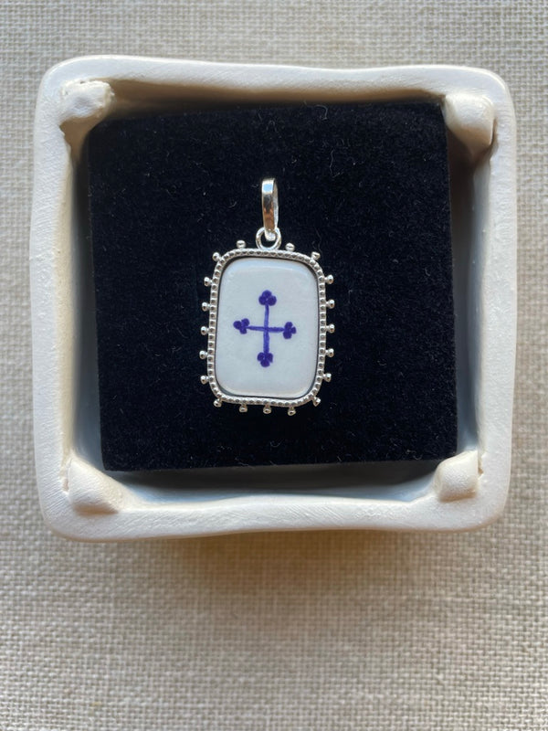 Avé Maria Rectangular Pendant - Cross VI