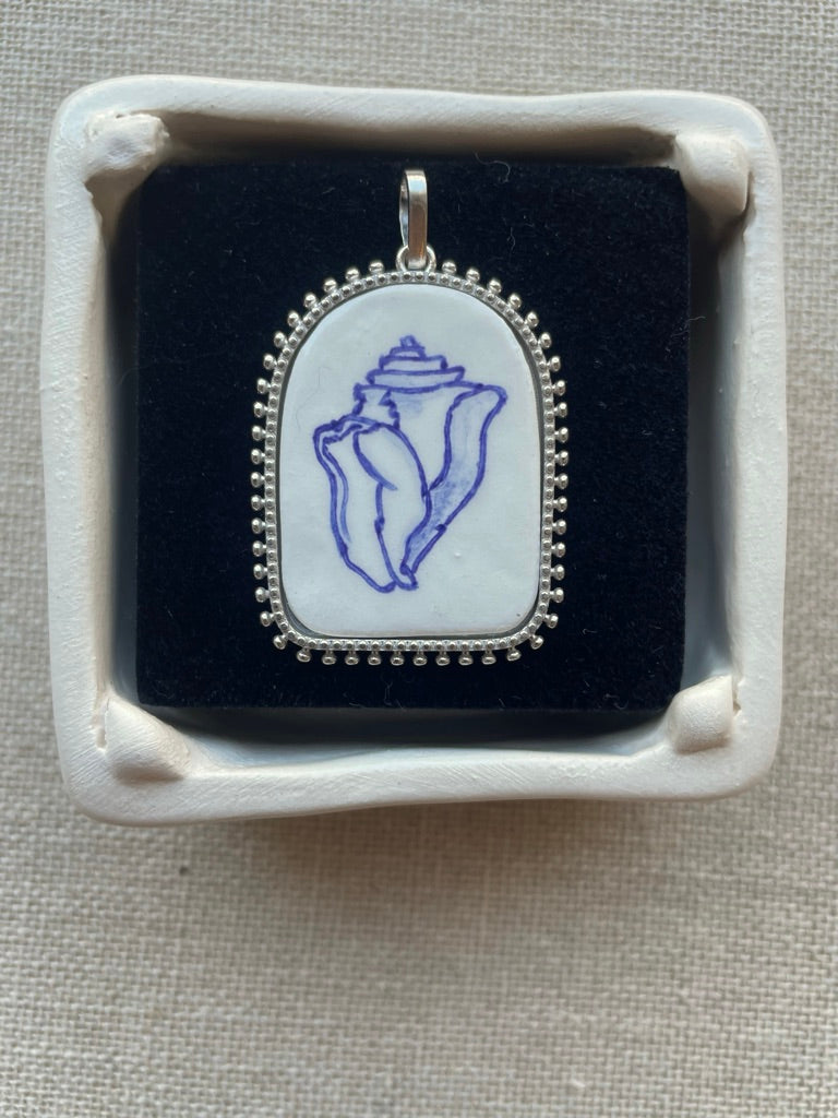 Avé Maria XL Arch Pendant - Conch Shell