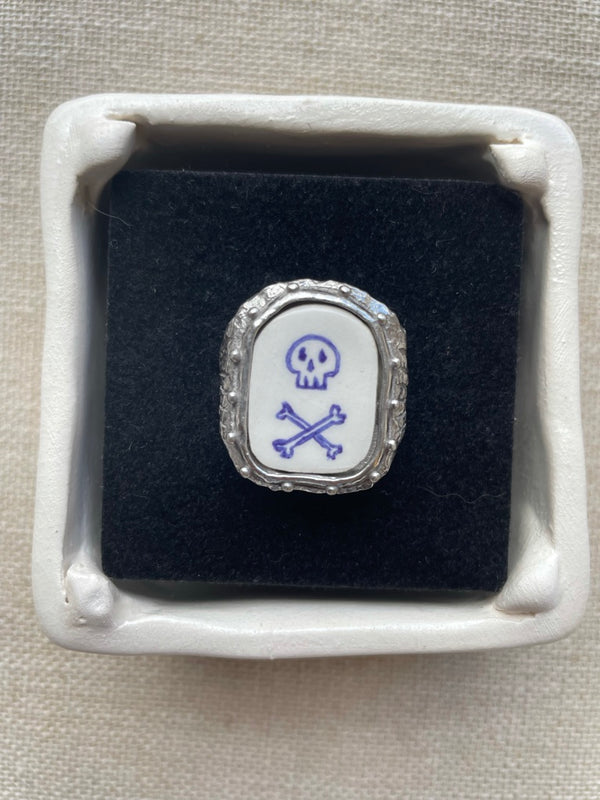 Avé Maria Signet Ring - Skull & Crossbones II