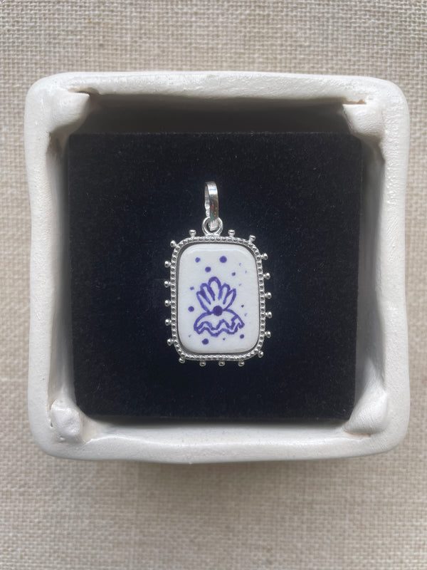 Avé Maria Rectangular Pendant - Clam & Pearl