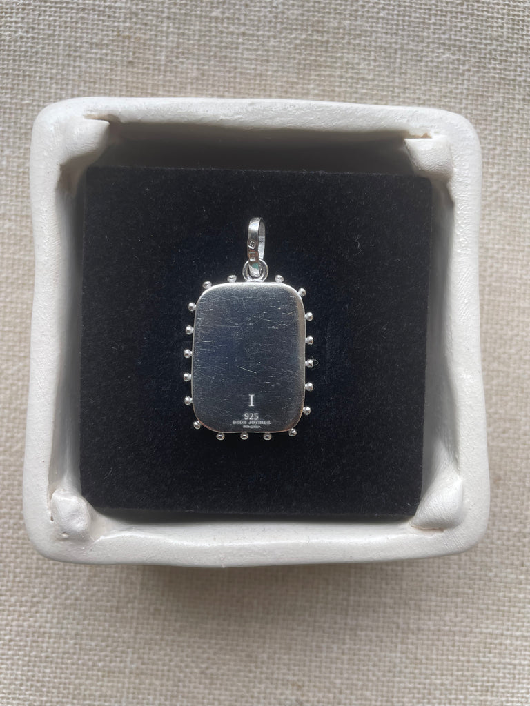 Avé Maria Rectangular Pendant - Bleeding Heart